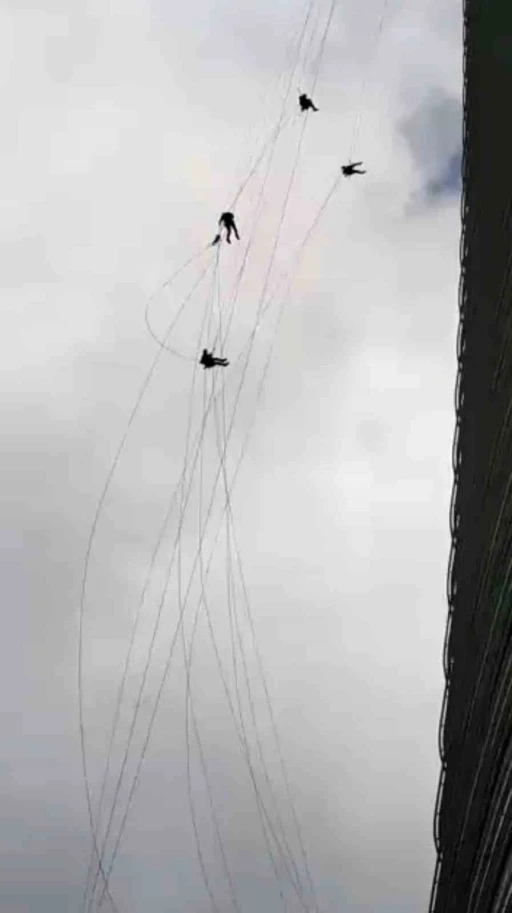 Ümraniye’de korku dolu anlar: Gökdelenin camlarını temizlerken kuvvetli rüzgara yakalandılar
