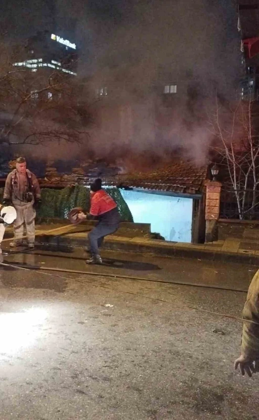 &Uuml;mraniye&rsquo;de korkutan gecekondu yangını
