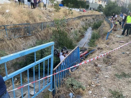 Ümraniye’de otomobiller çarpıştı, araçlardan biri dereye düştü

