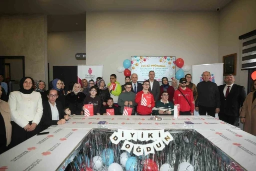 &Uuml;mraniye&rsquo;de sevgi dolu buluşma: 10 &ouml;zel gencin doğum g&uuml;n&uuml; bir arada kutlandı
