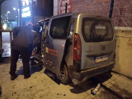 &Uuml;mraniye&rsquo;de trafik kazası: 2&rsquo;si ağır 3 yaralı
