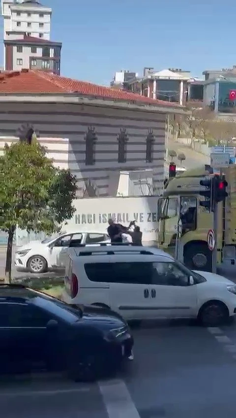 Ümraniye’de trafikte dehşet: Kamyon şoförü çekiçle saldırdı
