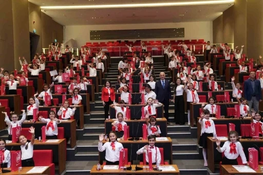 &Uuml;mraniye&rsquo;de verilen s&ouml;z tutuldu: 120 &ouml;ğrenci tablet sahibi oldu
