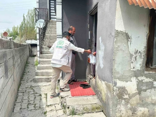 Umut Kervanı Ağrı&rsquo;da y&uuml;zlerce hanenin sofrasına kurban eti ulaştırdı
