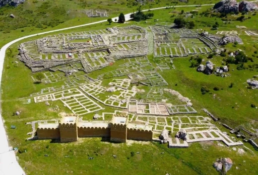 UNESCO mirası Hattuşa&rsquo;da 7 bin yıllık tarihe y&uuml;r&uuml;y&uuml;ş: Doğaseverler Hitit Yolu&rsquo;nda buluştu

