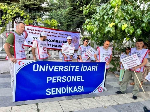 Üniversite idari personeli eylem yaptı
