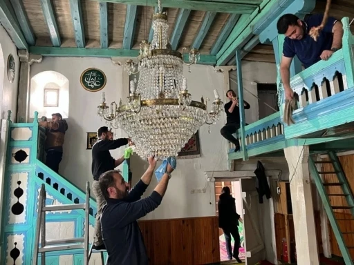 Üniversite öğrencileri camileri temizledi
