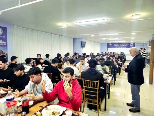 &Uuml;niversite &ouml;ğrencileri iftar sofrasında buluşuyor
