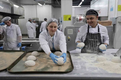 &Uuml;niversite &ouml;ğrencileri kendi elleriyle yaptıkları pideleri iftar &ccedil;adırında dağıttı
