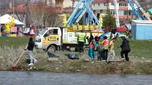 &Uuml;niversite &ouml;ğrencileri, Kura Nehri &ccedil;evresinde &ccedil;&ouml;p topladı
