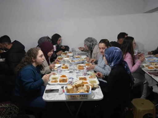 &Uuml;niversite &ouml;ğrencileri oru&ccedil;larını k&ouml;yde kurulan iftar sofrasında a&ccedil;tı
