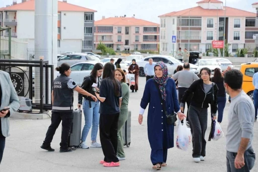 Üniversite öğrencileri Tulum Peyniri ve Cimin Üzümüyle karşılandı
