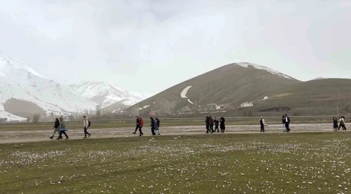 &Uuml;niversite &ouml;ğrencilerinden &ccedil;iğdemler arasında doğa y&uuml;r&uuml;y&uuml;ş&uuml;
