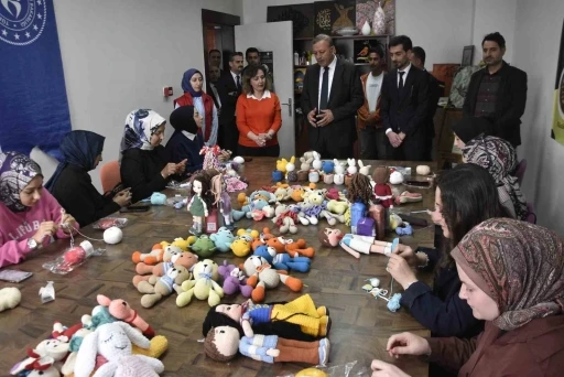 &Uuml;niversite &ouml;ğrencilerinden g&ouml;n&uuml;l k&ouml;pr&uuml;s&uuml;: "Ekrandan İlmeğe, Kalpten Kardeşe" dayanışması
