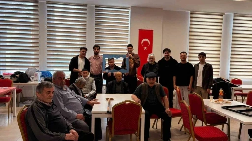 &Uuml;niversite &ouml;ğrencilerinden huzurevinde g&ouml;n&uuml;llere dokunan proje
