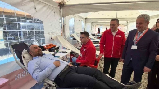 &Uuml;niversite &ouml;ğrencilerinden kan bağış kampanyasına yoğun ilgi
