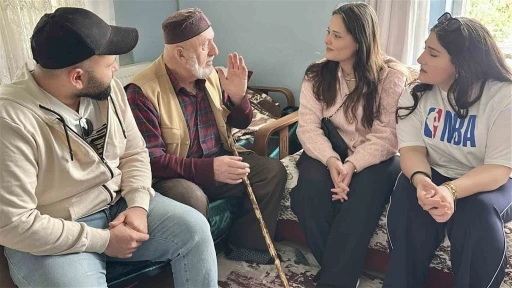 &Uuml;niversite &ouml;ğrencilerinden yaşlı &ccedil;ifte s&uuml;rpriz
