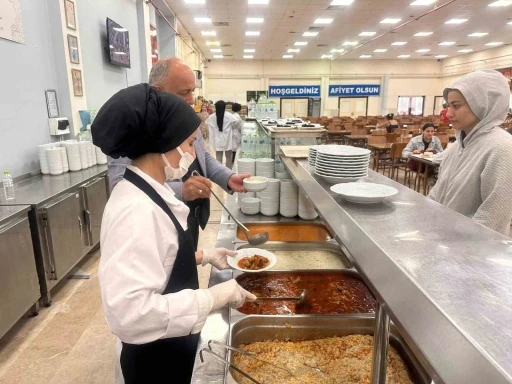 Üniversite öğrencilerine keşkek ikramı
