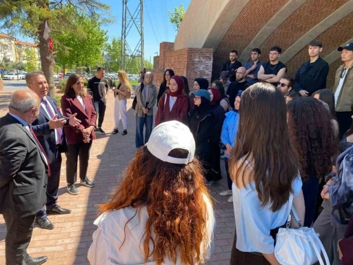 &Uuml;niversite &ouml;ğrencilerine Manisa&rsquo;nın tarihi mirası anlatıldı
