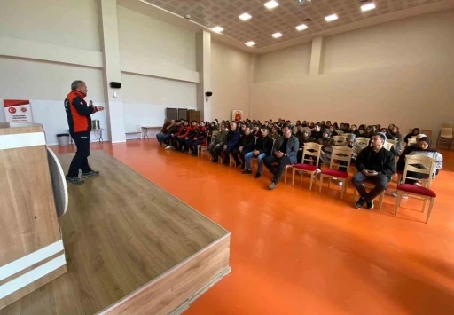 &Uuml;niversite &ouml;ğrencilerine uygulamalı "afet" eğitimi
