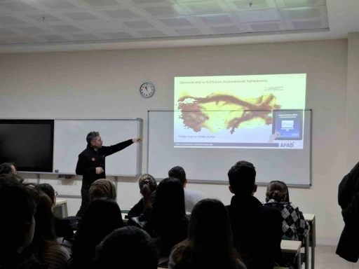 &Uuml;niversite &ouml;ğrencilerine ve akademik personele afet eğitimi
