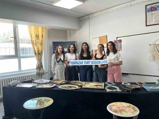 &Uuml;niversite &ouml;ğrencilerinin el emekleri g&ouml;r&uuml;c&uuml;ye &ccedil;ıktı
