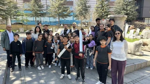 &Uuml;niversite &ouml;ğrencilerinin yazıp sahnelediği oyun, miniklerden b&uuml;y&uuml;k alkış topladı
