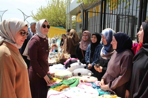 &Uuml;niversite &ouml;ğrencilerinin yıl boyunca yaptıkları el emeği &uuml;r&uuml;nleri g&ouml;r&uuml;c&uuml;ye &ccedil;ıktı
