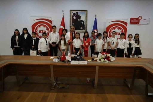 &Uuml;niversite senatosu 1 g&uuml;nl&uuml;ğ&uuml;ne &ccedil;ocukların oldu
