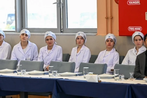 &Uuml;niversiteli aş&ccedil;ı adayları h&uuml;nerlerini sergiledi
