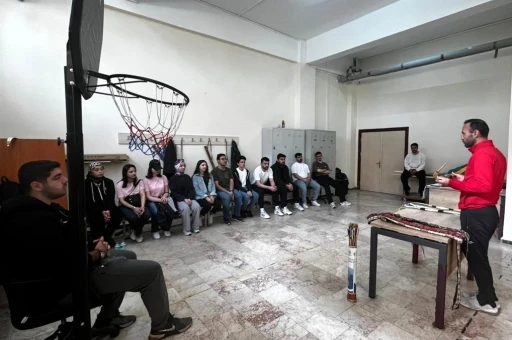 &Uuml;niversiteli gen&ccedil;ler hem ok attı hem de tarih &ouml;ğrendi
