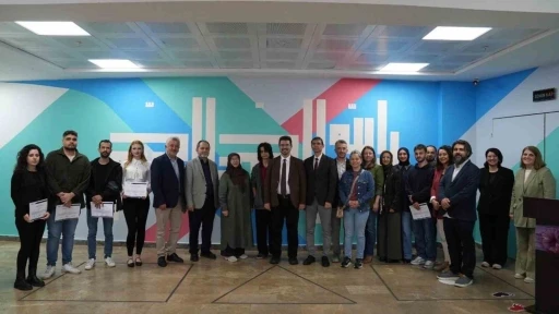 &Uuml;niversiteli gen&ccedil;ler okul duvarlarını sanatla buluşturdu
