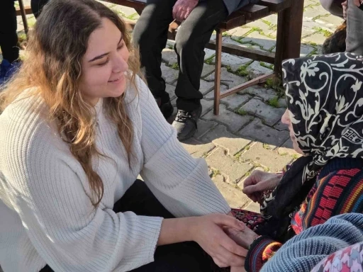 &Uuml;niversiteli gen&ccedil;ler, yaşlı &ccedil;ınarları unutmadı
