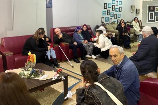 &Uuml;niversiteli gen&ccedil;lerden huzurevi ziyareti
