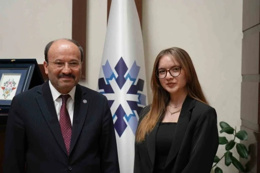 &Uuml;niversiteli Gizem, Rekt&ouml;r &Ccedil;akmak&rsquo;ın bir g&uuml;nl&uuml;k mesaisine eşlik etti
