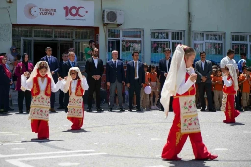 Üniversiteli staj öğrencileri ilkokula drama sınıfı kazandırdı
