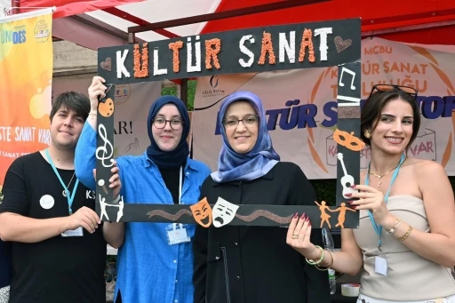 Üniversiteliler Bahar Şenliği ile sınav öncesi moral buldu
