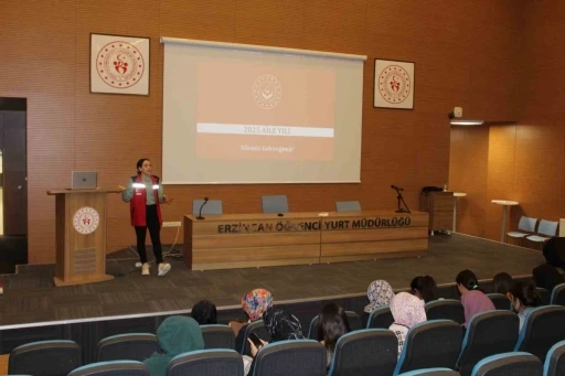 Üniversitelilere &quot;Aile Yılı Semineri&quot; düzenlendi
