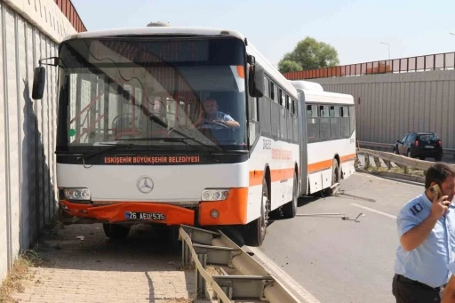 Üniversiteye giden belediye otobüsü bariyerlere çıktı, facia kıl payı ile atlatıldı

