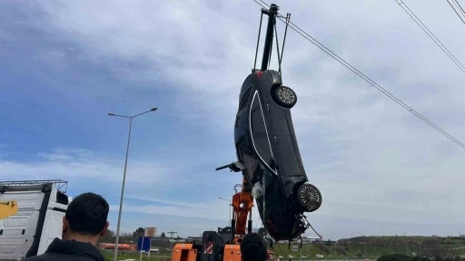 &Uuml;nl&uuml; sa&ccedil; ekimi uzmanı Berkay Tulpar, l&uuml;ks otomobiliyle bariyerlere &ccedil;arpıp &ccedil;ayırlık alana u&ccedil;tu
