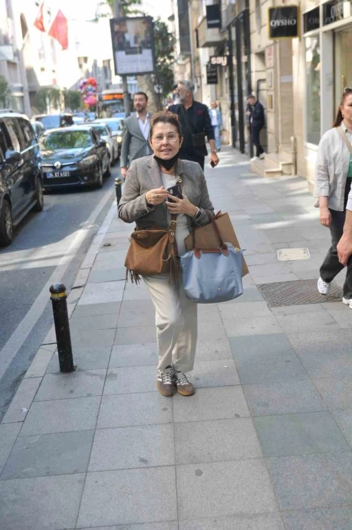 Ünlü sanatçı Nilüfer Nişantaşı’nda görüldü
