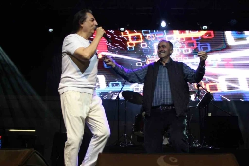 Ünlü şarkıcı Çelik, Amasya konserinde mahalle muhtarıyla sahnede oynadı

