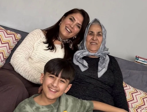&Uuml;nl&uuml; yazar Dilek Cesur&rsquo;un annesi g&ouml;zyaşları i&ccedil;inde toprağa verildi
