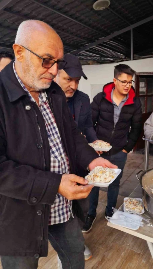 Unutulmaya yüz tutmuş ‘Tarihi Odunpazarı Pilavı’ vatandaşlara ikram edildi
