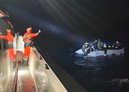 Urla a&ccedil;ıklarında lastik bottaki 24 d&uuml;zensiz g&ouml;&ccedil;men kurtarıldı
