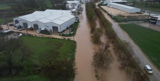 &Uuml;r&uuml;nl&uuml; Deresi taştı, ara&ccedil;lar mahsur kaldı
