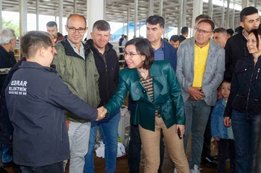 Uşak Belediye Başkan Vekili &Ouml;zkan&rsquo;dan hayvan pazarına bayram ziyareti
