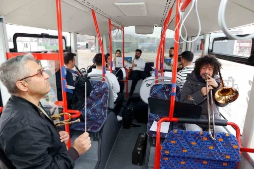 Uşak Belediyesinden öğrencilere sürpriz konser
