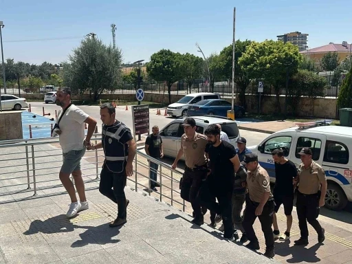 Uşak’ta 2 kişinin hayatını kaybettiği toprak kayması olayında şüpheli 2 kişi tutuklandı
