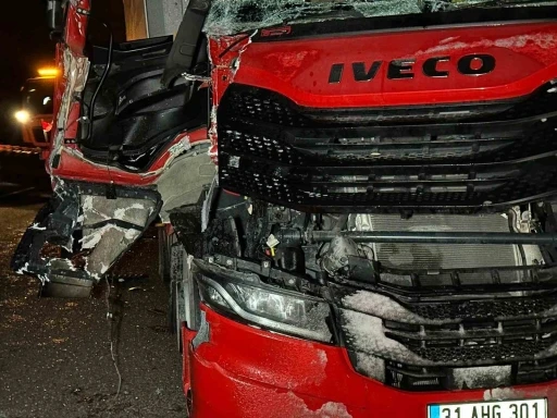 Uşak&rsquo;ta 2 tır &ccedil;arpıştı: 1 yaralı
